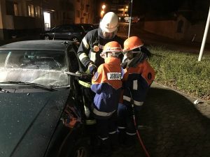 Verletzte aus Autowrack befreit