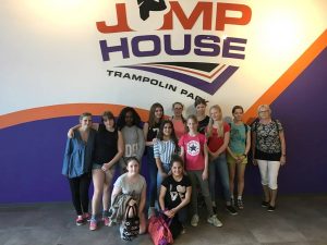 Ausflug mit Mädchen ins Jumphouse