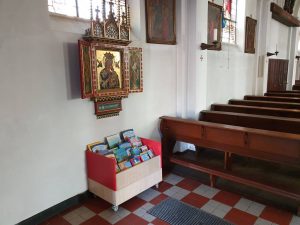 Ein Trog voller Bilderbücher in der Kirche