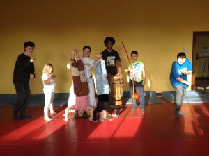 „Capoeiristas“ üben für Gürtelprüfung