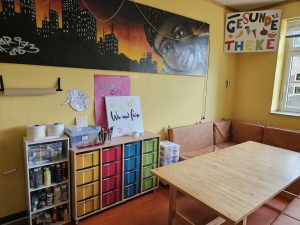 Neue Regale sorgen für Ordnung