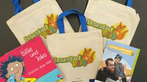 Gefüllte Lesestart-Tasche kostenlos in der Bücherei