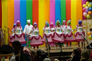 Stehende Ovationen für Auftritte bei Pfarrsitzung