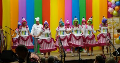 Stehende Ovationen für Auftritte bei Pfarrsitzung