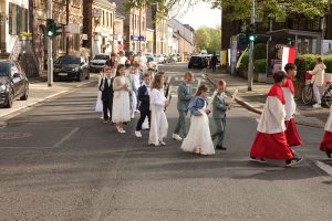 18 Kinder zur Erstkommunion