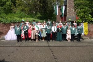 Prächtige Parade an der Kirche