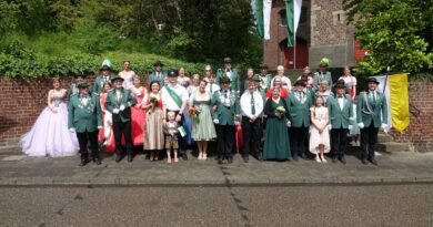Prächtige Parade an der Kirche