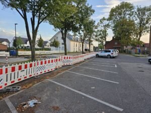 Dringende Bitte: Auf Schulparkplatz verzichten! Kinder sind akut gefährdet! Es gibt Alternativen